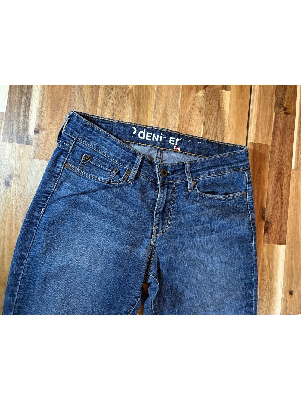 Denizen from Levi’s Women’s Size 4 Short Bootcut Jeans Dark Wash Stretch (2189)